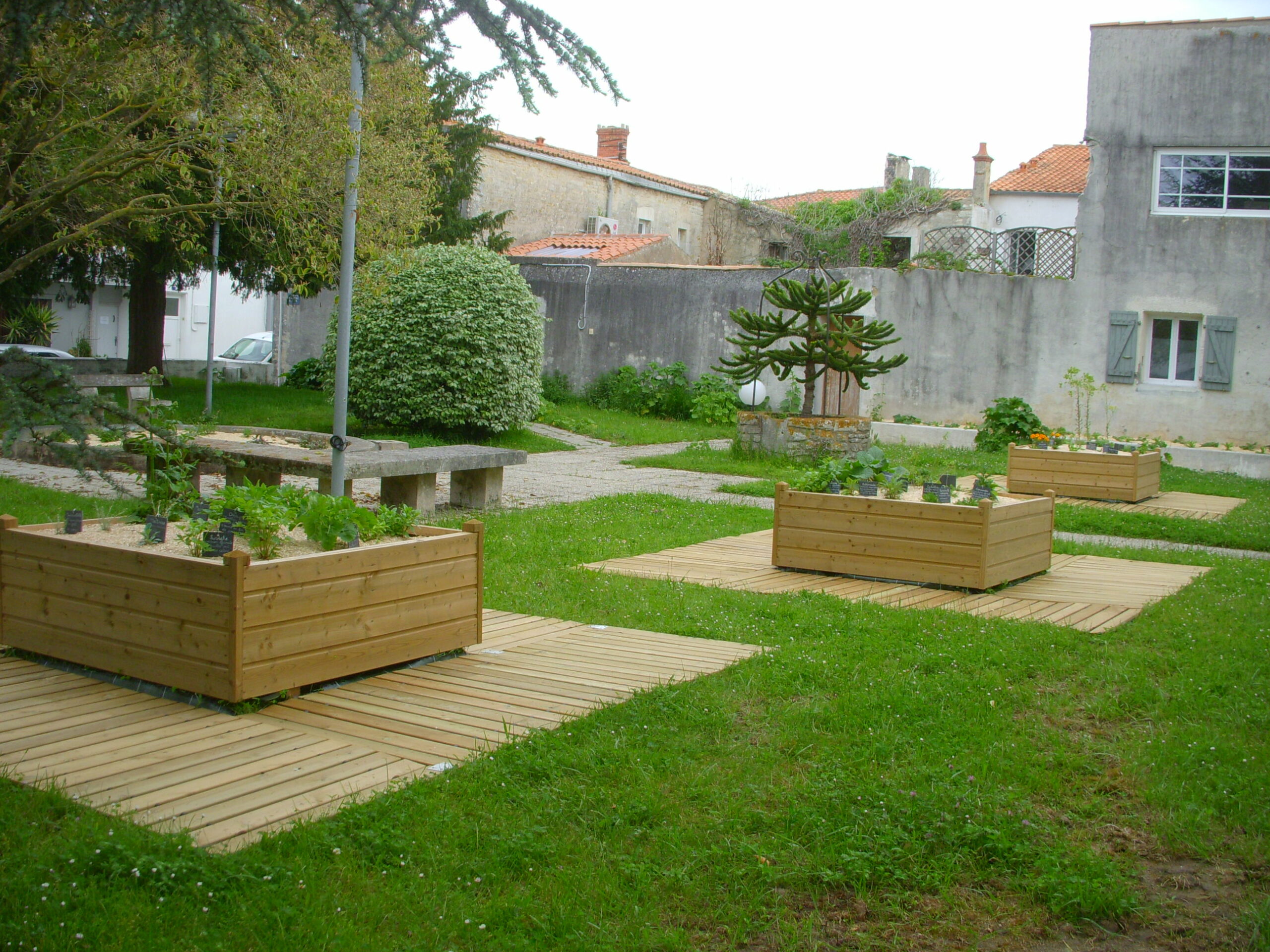 Relookez votre terrasse grâce aux caillebotis de bois déroulables