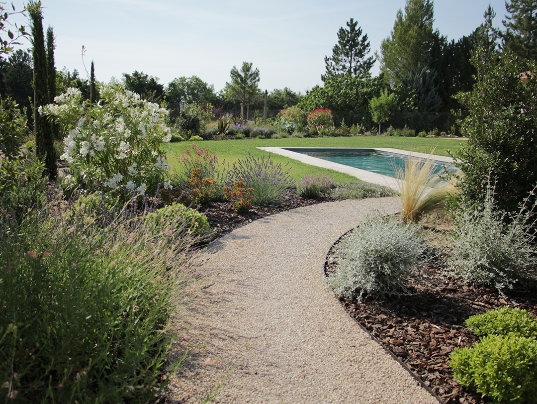 Lire la suite à propos de l’article Chemins de jardin : quels sont les matériaux envisageables ?